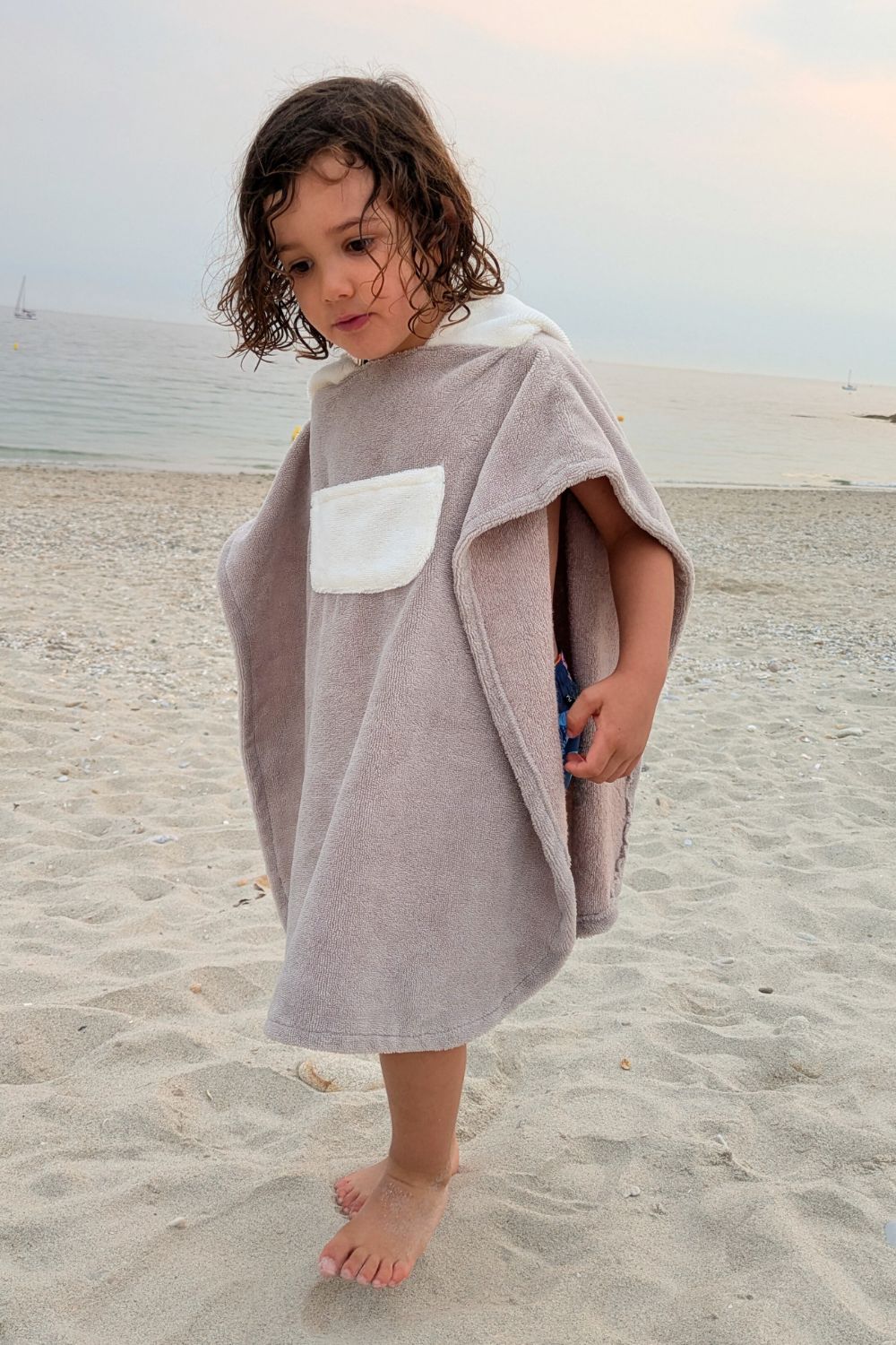 Poncho beige sur 4 ans (1)